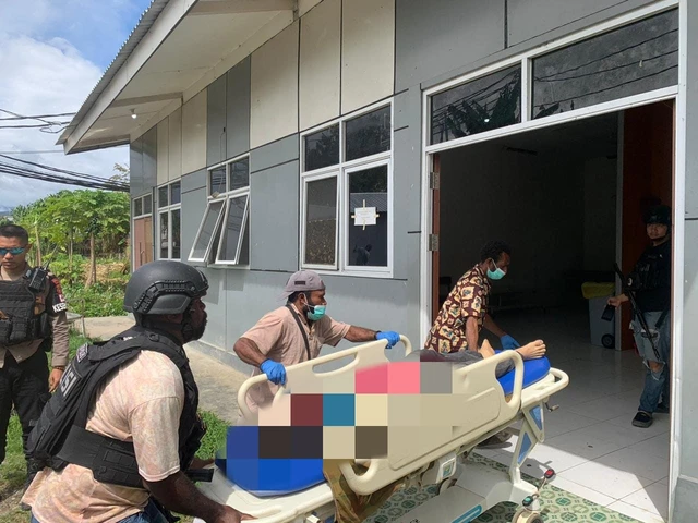Petugas mengevakuasi dua warga yang tewas ditembak KKB di Papua. Foto: Dok. Istimewa