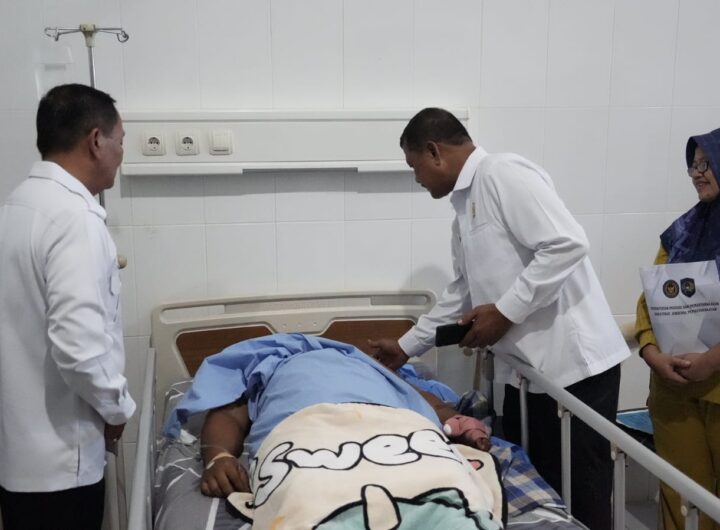 Direktur Jendral Pemasyarakatan (Dirjenpas), Mashudi, langsung sambangi 3 (tiga) petugas Lapas Nabire yang terluka saat terjadinya peristiwa pemukulan oleh warga binaan. Foto: Dok. ist