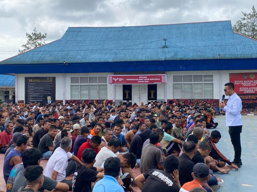Kelala Rutan Kelad IIB Sidikalang (baju Putih) Yusrifa Arif saat menyapa Warga Binaan di Lapangan Rutan. Foto: Dok. Rutan Kelas IIB Sidikalang.