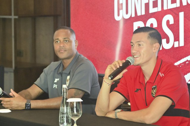 Pesepak bola Timnas Indonesia Jay Idzes (kanan) menyampaikan keterangan bersama pelatih Patrick Kluivert (kiri) saat sesi konferensi pers di Denpasar, Bali, Minggu (1/6/2025). Foto: Fikri Yusuf/ANTARA FOTO