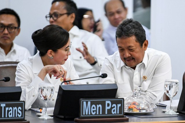 Menteri Kelautan dan Perikanan Sakti Wahyu Trenggono (kanan) berbincang dengan Menteri Pariwisata Widiyanti Putri (kiri) sebelum mengikuti sidang kabinet paripurna yang dipimpin Presiden Prabowo Subianto di Kantor Presiden, Jakarta, Rabu (22/1/2025). Foto: Hafidz Mubarak A/ANTARA FOTO