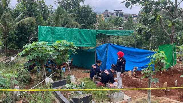 Ekshumasi atau pembongkaran makam Pratama Wijaya Kusuma di blok F Tempat Pemakaman Umum (TPU) Beringin Raya, Kota Bandar Lampung.| Foto: Sinta Yuliana/Lampung Geh