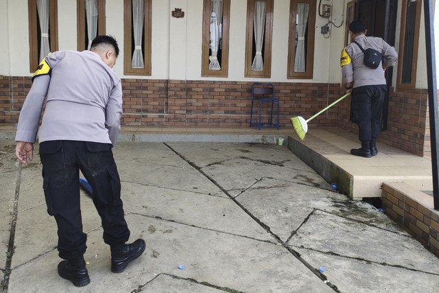 Warga dan Forkopimda bersihkan bekas puing vila yang dijadikan rumah ibadah di Sukabumi. Foto: Dok. Istimewa