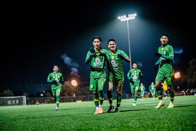 Persebaya melawan Football West All Star di Australia. Foto: Persebaya