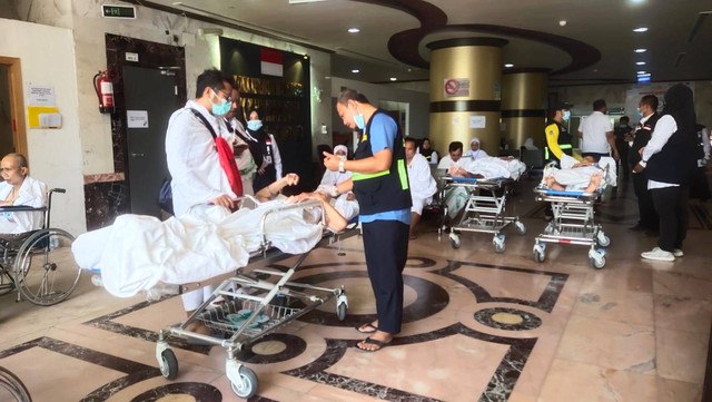 Jemaah haji Indonesia yang sakit diberangkatkan ke Arafah untuk mengikuti Safari Wukuf. Foto: Kemenag