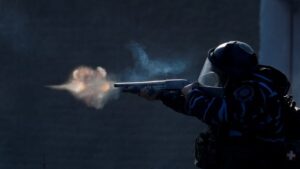 Sebagai ilustrasi: Polisi menembakkan gas air mata dan peluru karet saat penggusuran kamp penghuni liar di Guernica, provinsi Buenos Aires, Argentina, Kamis (29/10). Foto: Natacha Pisarenko/AP Photo