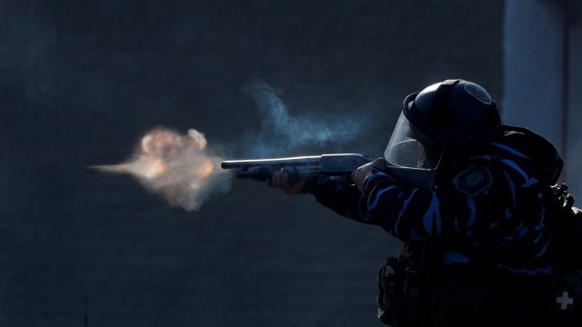 Sebagai ilustrasi: Polisi menembakkan gas air mata dan peluru karet saat penggusuran kamp penghuni liar di Guernica, provinsi Buenos Aires, Argentina, Kamis (29/10). Foto: Natacha Pisarenko/AP Photo