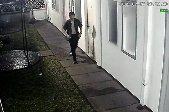 Arya Daru usai membuang sampah. Ia membuka kemeja batiknya yang diduga basah terkena hujan. Esok paginya, Selasa (8/7/2025), ia ditemukan tewas di kamar kosnya di Gondia Guest House, Menteng, Jakarta Pusat. Foto: Dok. Istimewa