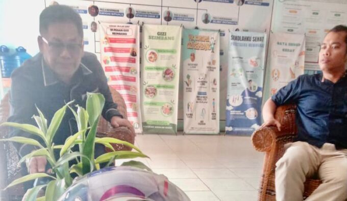 (Kiri) Hotlion Sihombing bersama salah seorang Tenaga Pendidik (kanan). Foto: Tim Redaksi.