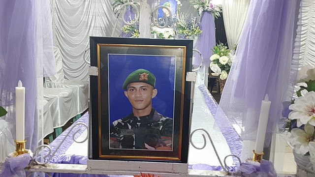 Penyambutan secara militer jenazah Prada Lucky Namo saat tiba di Bandara El Tari Kupang, NTT. Foto: Istimewa
